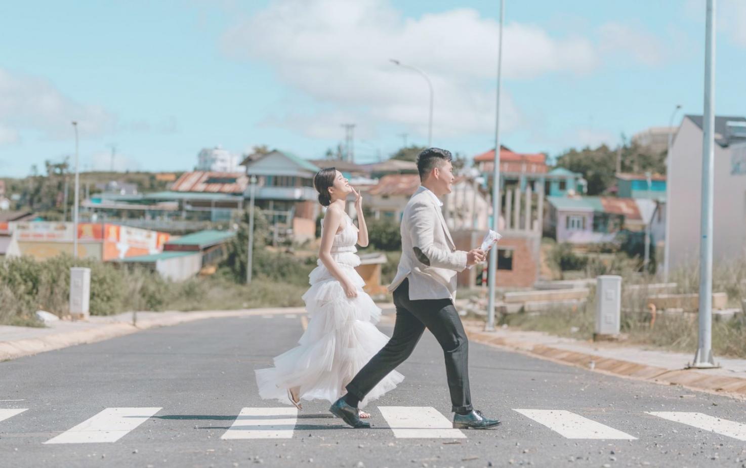 Familia reunida compartiendo momentos de aprendizaje conjunto